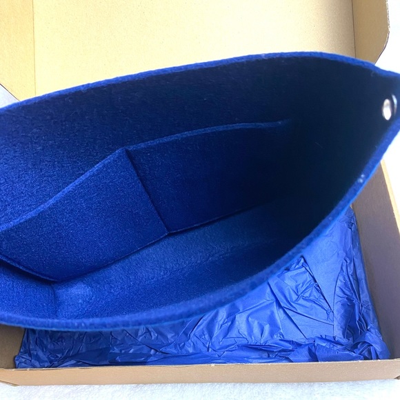 LV Blue Escale limited edition toiletry bag - Picture 13 of 15